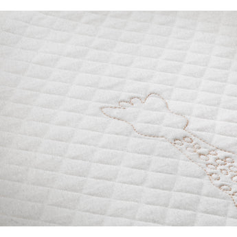 White quilted organic cotton blanket with Sophie la girafe embroidery.
