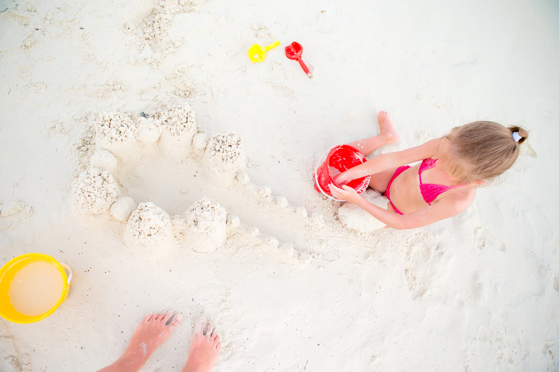  vecteezy_adorable-little-girl-playing-with-beach-toys-during-tropical_17708293.jpg__PID:caca4472-8450-4509-84b9-7a38d76d4e91