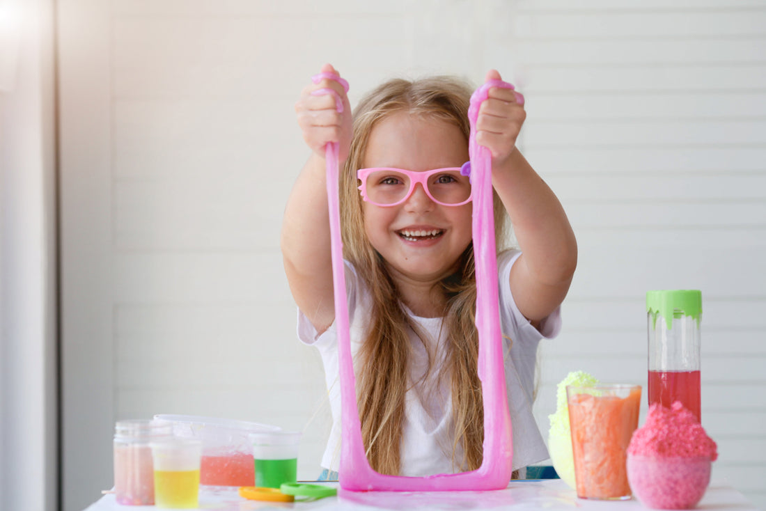  vecteezy_little-girl-stretching-pink-slime-to-the-sides_21904787.jpg__PID:698a6d1b-81aa-4e93-a0df-31f6a43c1a0a